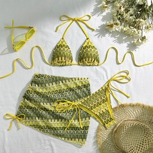 Ensemble bikini trois pièces avec motif en maille ondulée, haut licou et jupe froncée