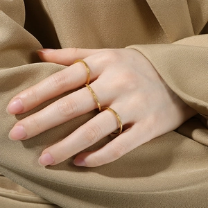 Elegante minimalistische mattgoldene Edelstahlringe an der Hand präsentiert
