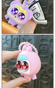 Vue détaillée du porte-clés squishy fille aux yeux pop-up pour soulager le stress et décorer
