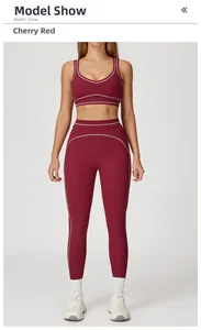 Détail de l'ensemble de yoga rouge cerise avec liseré profilé blanc sur le tissu