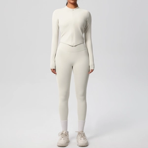 Vue de face de l'ensemble de yoga crème avec veste zippée et legging taille haute