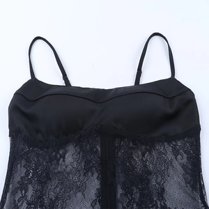 Détail de dentelle noire et tissu soyeux sur un caraco avec de fines bretelles spaghetti