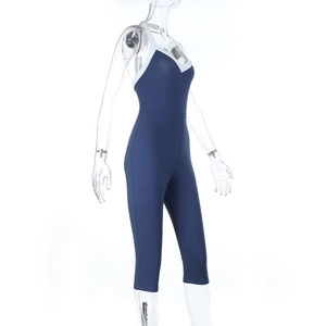 Détail d'un body de yoga bleu marine côtelé avec bordure contrastée blanche au col en U