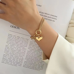Eleganteres goldfarbenes zweischichtiges Herzanhänger-Armband für Damen im Lifestyle-Stil