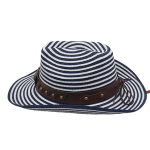 Détail du chapeau de paille à rayures bleues et blanches avec ruban cuir et rivets