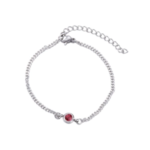 Dettaglio del bracciale a catena in acciaio argentato con pietra portafortuna rossa tonda