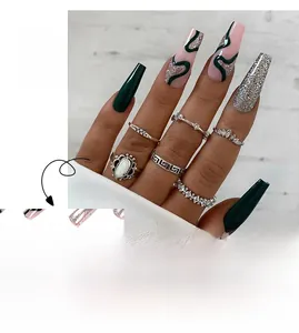 Détails de faux ongles ballerine longs vert foncé et paillettes argentées avec motifs ondes