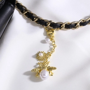 Pendentif abeille avec perle et ailes dorées sur chaîne en cuir tressé avec mousqueton