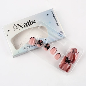 Détail de 24 faux ongles press-on avec motif léopard noir et nœuds 3D sur plateau