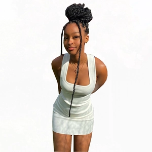 Minivestido blanco sin mangas de punto acanalado con cuello en U y corte ajustado