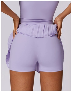 Vue détaillée de la jupe-short de sport plissée lavande avec short intérieur intégré