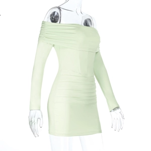 Gros plan sur une robe froncée vert clair à épaules dénudées avec manches longues et coupe ajustée