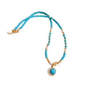 Collier cœur en turquoise plaqué or avec pendentif lune et perles blanches