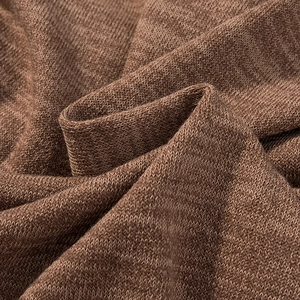 Makroaufnahme von braunem Strickstoff zeigt weiche Textur und feine Strickdetails