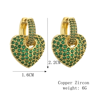 Détail de boucles d'oreilles cœur en zircon vert avec hauteur 2,2cm et poids 6g