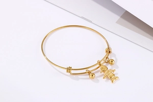 Bracelet en acier titane doré poli avec breloques clochettes et pendentif petit garçon