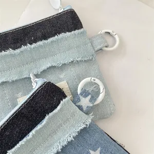 Nahaufnahme der Patchwork-Jeans-Geldbörse mit Sternmuster und modischen Fransen-Details