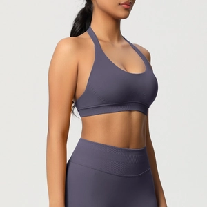 Détail du soutien-gorge de sport dos nu sans couture violet côtelé et du legging