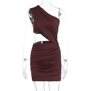 Détail de la robe moulante bordeaux avec design asymétrique et découpe à la taille