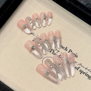 Faux ongles faits main œil de chat rose avec papillons 3D et strass brillants