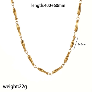 Detailed view of gold fish-link necklace with 400+60mm length and 22g weight specs
