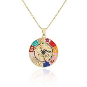 Detailansicht des goldenen Evil Eye Anhängers mit Hamsa, Hufeisen und Kleeblatt Symbolen