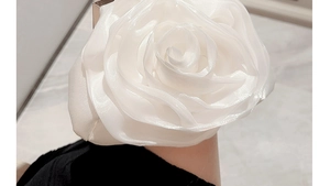 Detailansicht der weißen 3D-Blumen-Abendtasche mit Organza-Blütenblättern und Goldrahmen
