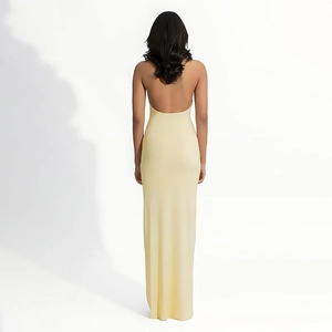 Robe longue élégante jaune pâle dos nu avec décolleté plongeant et coupe moulante sexy