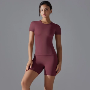 Vue détaillée de l'ensemble de sport moulant avec haut à manches courtes et short taille haute bordeaux
