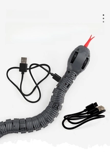 Dettaglio della porta di ricarica USB del robot serpente grigio con cavo in dotazione