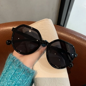 Retro milk tea white sunglasses with square frame for a vintage Korean street style look