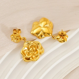 Elegante set di orecchini a goccia e spilla a forma di camelia in acciaio dorato 18K