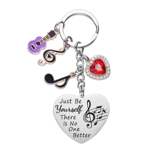 Détail de breloques musique avec guitare, notes et cœur gravé Just Be Yourself citation