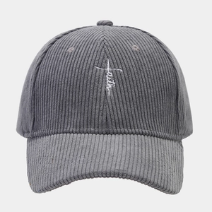 Gros plan de la broderie faith blanche sur casquette en velours côtelé gris texturé
