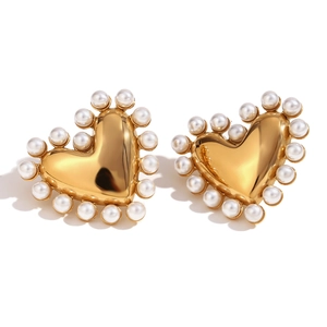 Golden heart-shaped stud earrings with pearl inlay for a vintage minimalist look