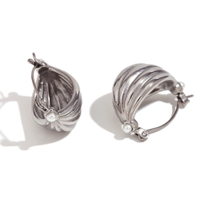 Silver striped ship-shaped hoop earrings with pearls in 18K gold plated steel