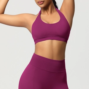Détail du soutien-gorge de sport dos nu sans couture et legging taille haute rouge prune