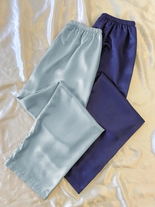 Detailansicht des Gummibunds an hellblauen und dunkelblauen Satin-Schlafhosen