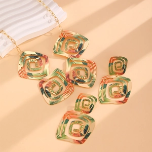 Ensemble collier et boucles d'oreilles géométriques aux motifs de feuilles tropicales