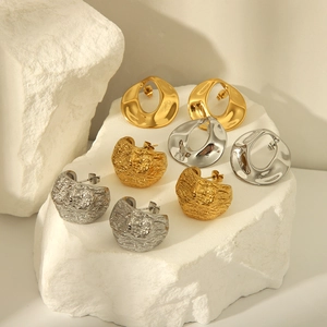 Boucles d'oreilles créoles en titane plaqué or 18 carats avec texture vague et lave