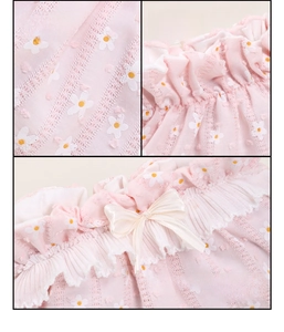 Detail of floral makeup bag with 3D jacquard daisy patterns and lace trim decorations