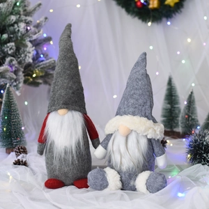 Detailansicht von Weihnachts-Gnome mit grauen Filzhüten und weißem Kunstfell in Festtagsdeko