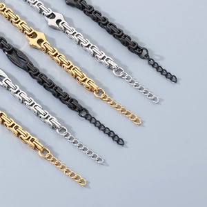 Détail de bracelets byzantins et maillons groin de porc en acier or argent et noir mat
