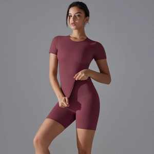 Détail de l'ensemble de fitness bordeaux deux pièces avec t-shirt et short de yoga moulant