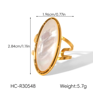 Dettaglio dell'anello ovale in madreperla con misure 1,96cm x 2,84cm e peso di 5,7g