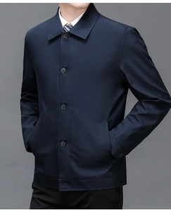 Details der dunkelblauen Business-Jacke mit Reverskragen und Knöpfen für Herren