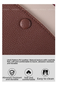 Vue macro de la texture cuir PU grainé marron et du bouton pression magnétique assorti