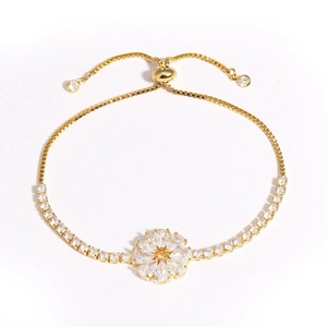 Détail d'un bracelet fleur ajustable plaqué or avec des pierres de zircone cubique