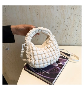 Détail du sac nuage blanc montrant la texture en similicuir plissé et la poignée souple