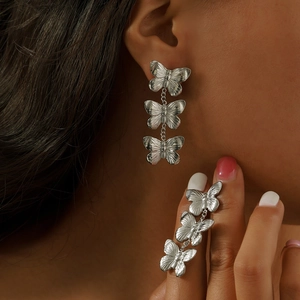Boucles d'oreilles pendantes en argent à trois papillons sur un modèle élégant